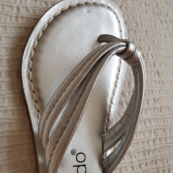 NWOT Bernardo Silver Leather Sandals - Size 6 - Picture 3 of 9